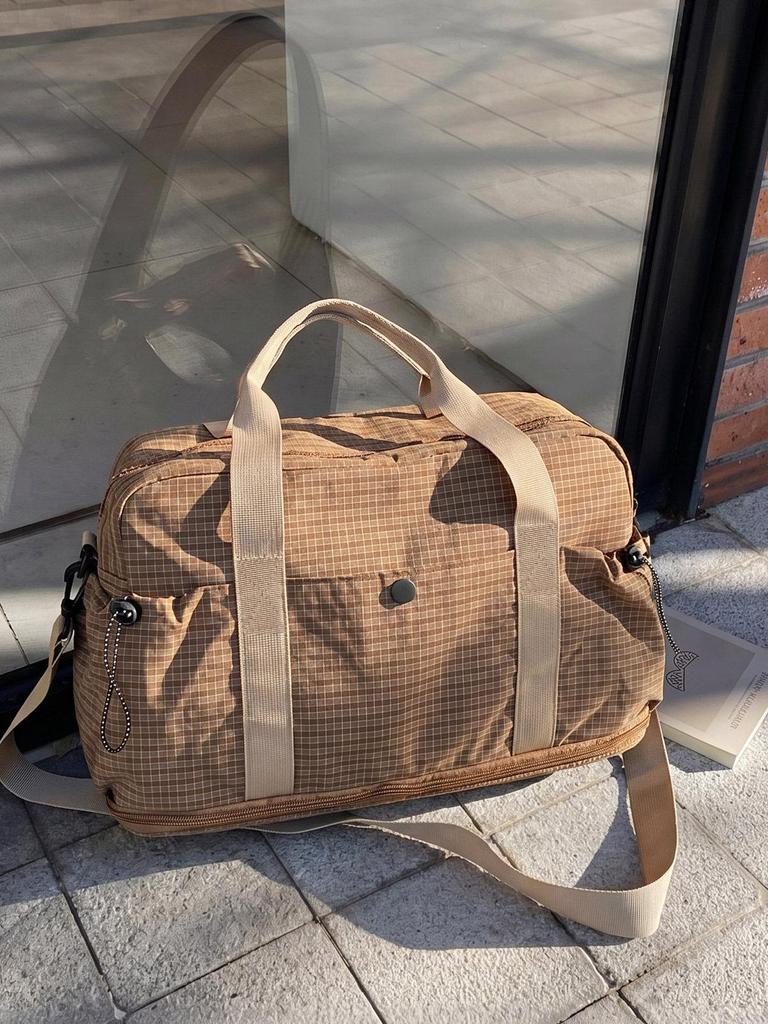 Large Capacity Unisex Travel Bag - Dry/Wet Separation, Suitable for Business and Gym.