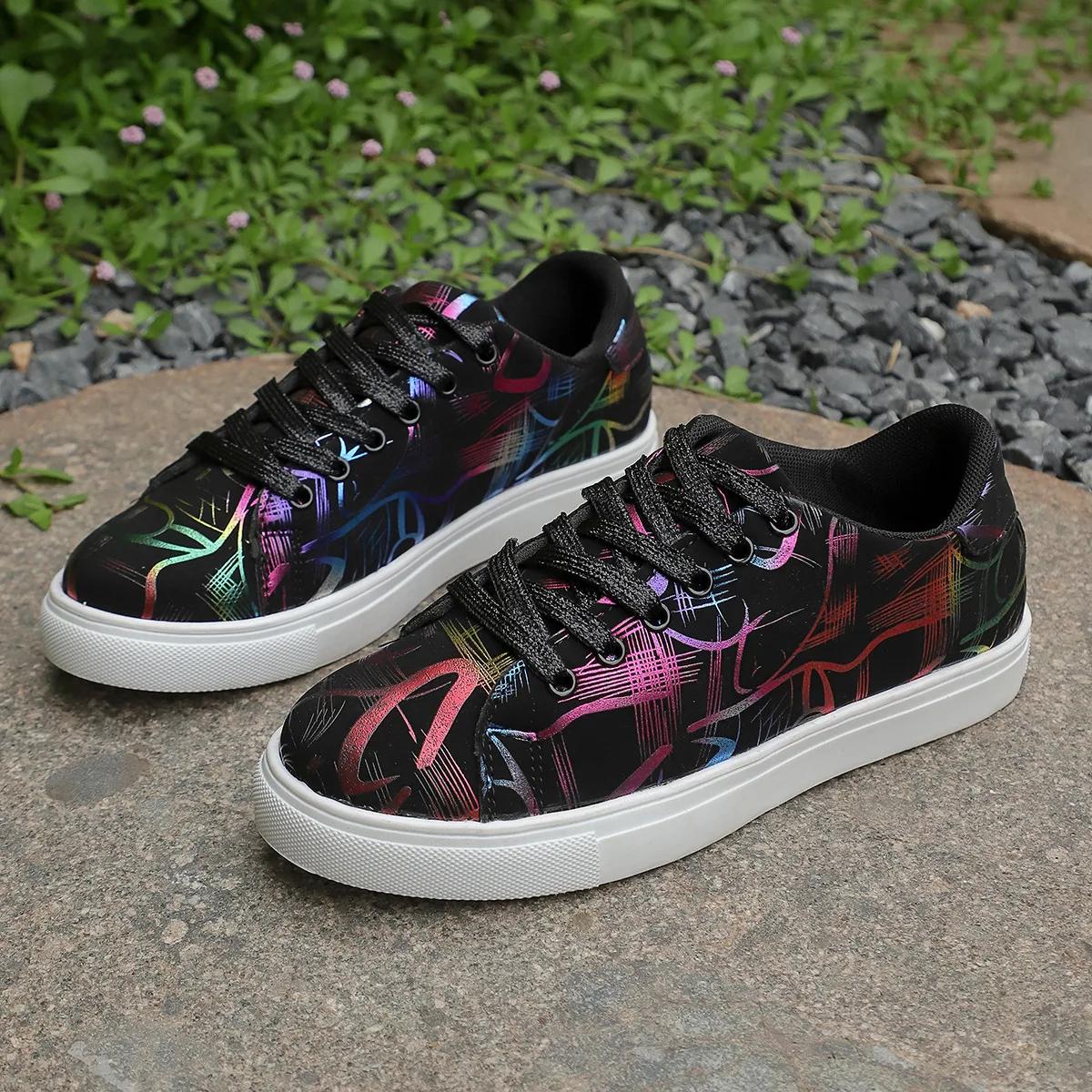 

Модные женские повседневные кроссовки 2025 Новые дизайнерские красочные стильные кеды Женская мода Граффити Мягкие дышащие туфли на плоской платформе 36 чёрный