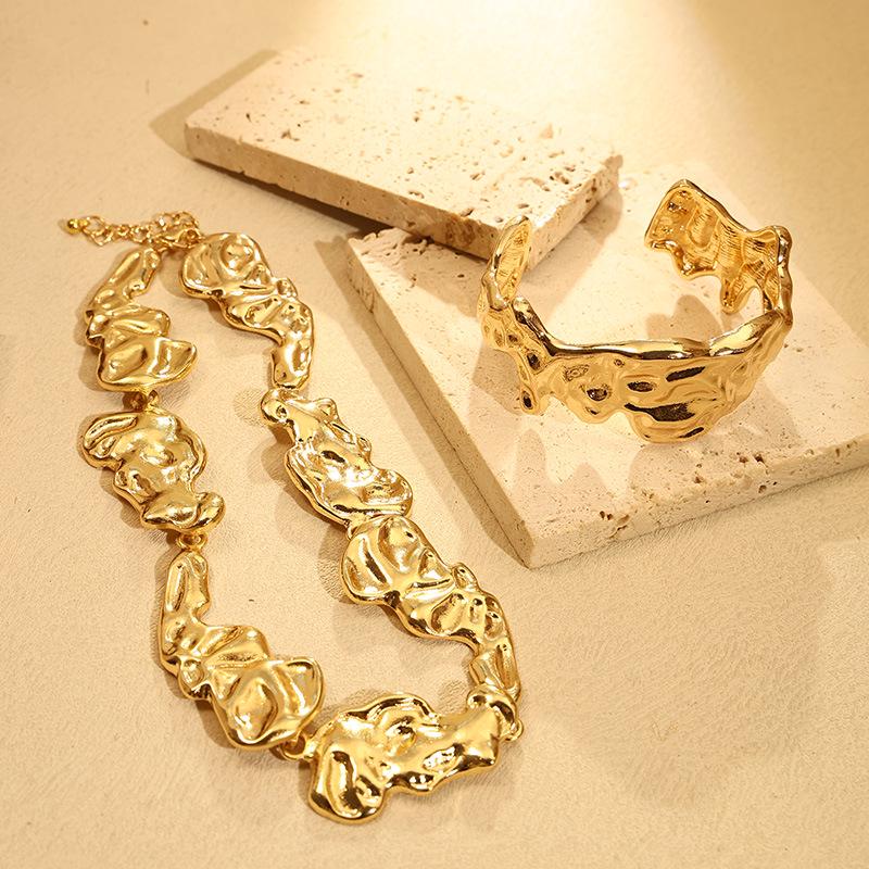 Золотой плиссированный нерегулярный ювелирный набор из сплава - Европейская и американская мода, вдохновленная знаменитостями