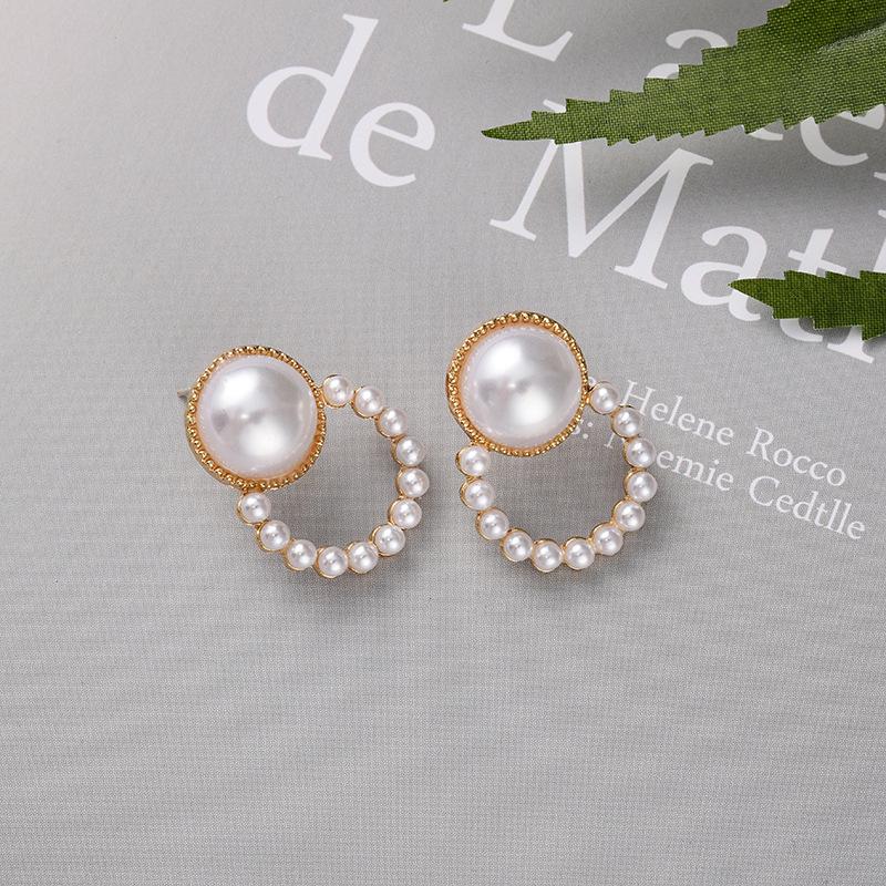 Boucles d'oreilles de luxe tendance 2024 accrocheuses pour femmes: Boucles d'oreilles à clous tendance et polyvalentes pour l'automne et l'hiver
