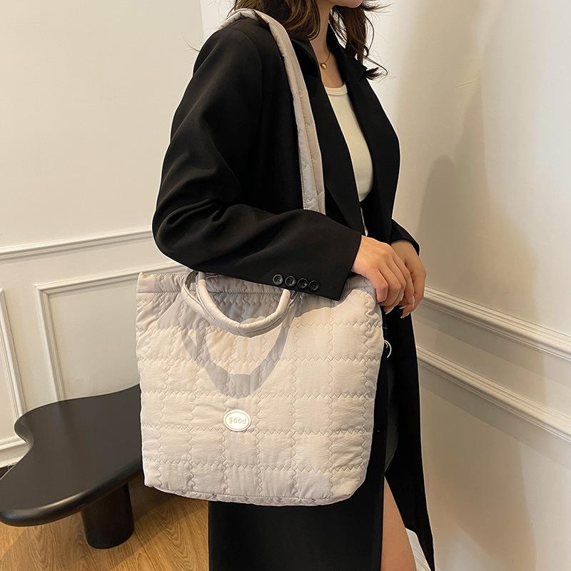 Large Capacity Bag Women's Bag 2025 New Solid Color Simple Casual Niche Shoulder Bag Fashionable Commuter Tote Bag