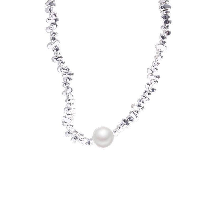 Trendiges Silbernes Halsketten- und Armbandset mit unregelmäßigen Perlen