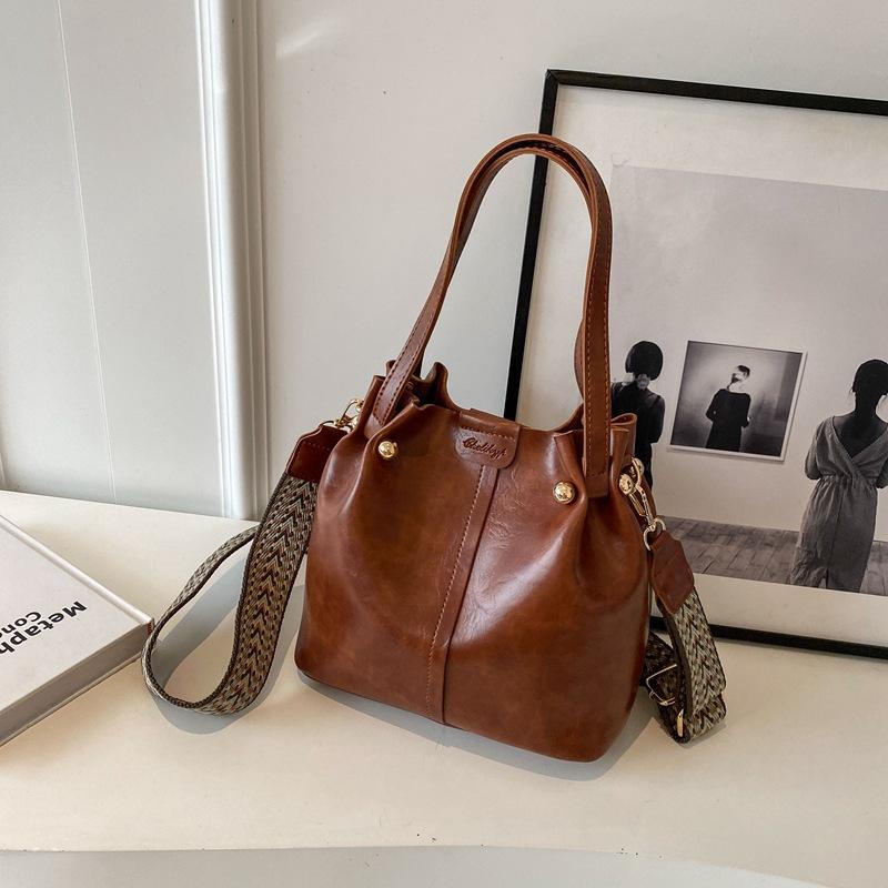 Retro fashion small bag new women's bag Maillard commuter bucket bag high value shoulder bag women