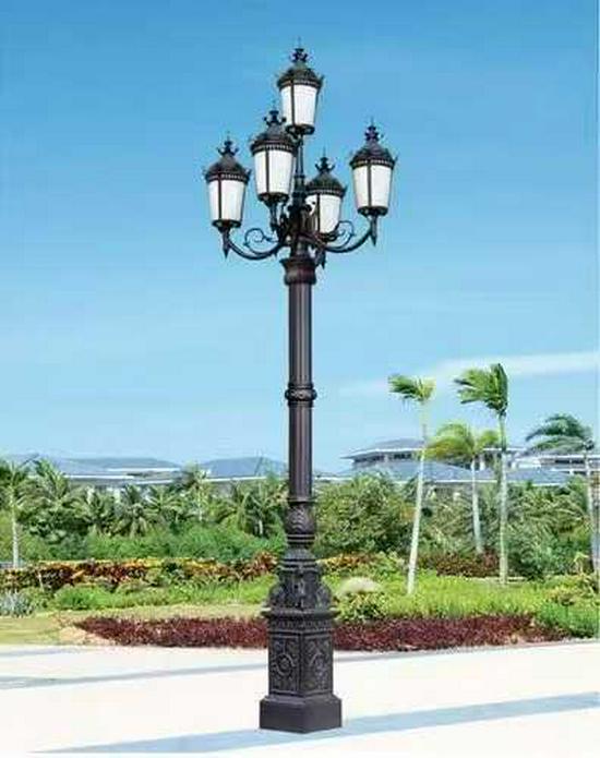 European Retro Double-Head Street Light: Cast Aluminum/Iron, Sand-Finished Courtyard Lamp