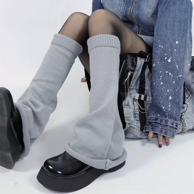 Graue und schwarze gestrickte Stulpen im japanischen Stil - Lockere Socken für den Herbst One size (80-140 jin) grau