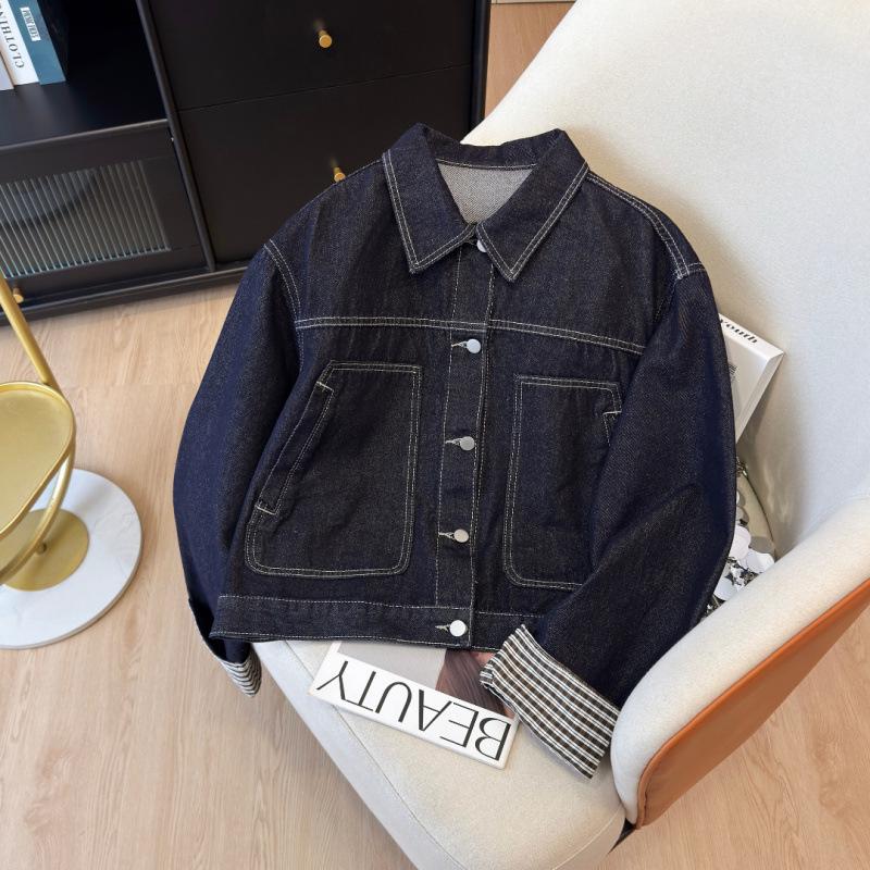 Damska kurtka dżinsowa z wyższej półki z liniami strukturalnymi i kołnierzykiem wykładanym