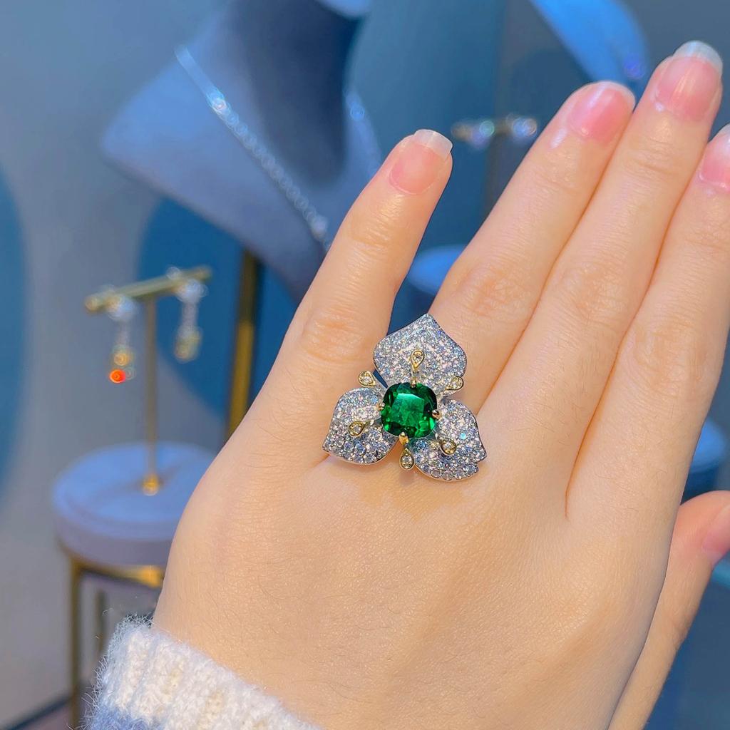 Leichtes Luxusdesign Voller Diamanten Dreidimensionale Blumensimulation Smaragdrote Korund-Set, Bunte Schatz-Ohrstecker