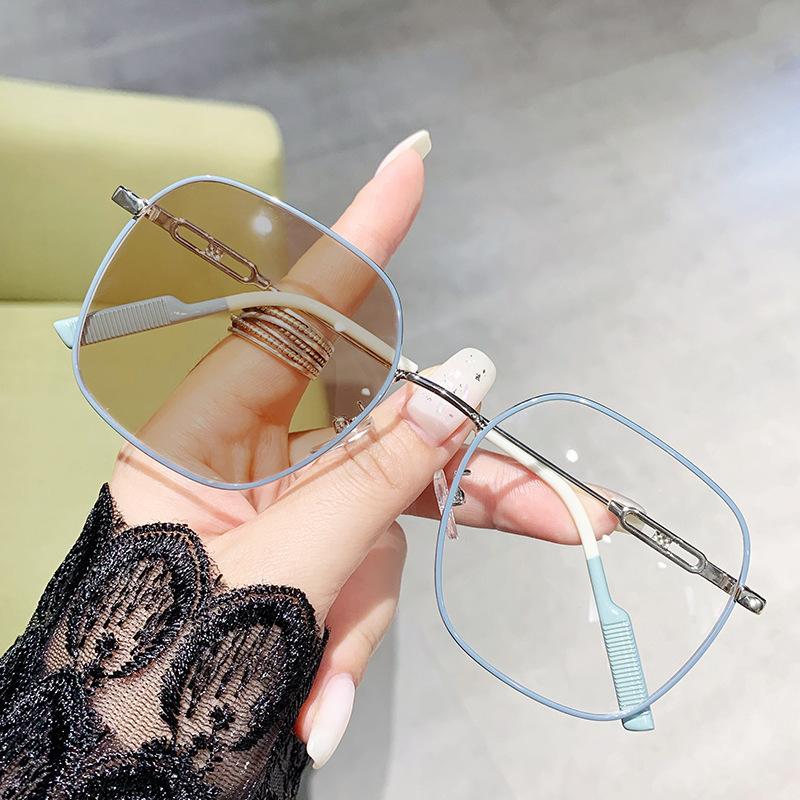 Photosensitive color-changing anti-blue light glasses female Internet celebrity large frame plain anti-blue light color-changing myopia glasses sungla