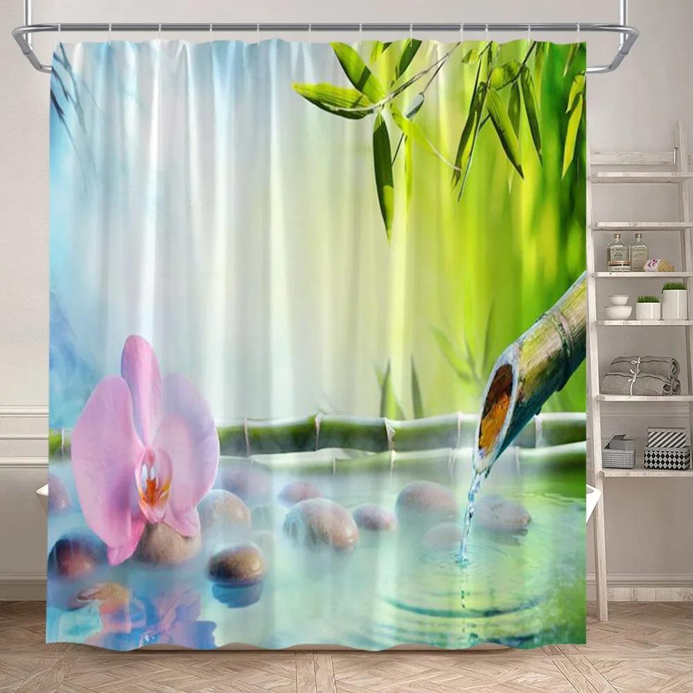 Rideaux de douche en bambou vert zen, fleurs d'orchidée violette et papillons, plantes, pierre noire, décor de salle de bain en tissu avec paysage naturel de spa