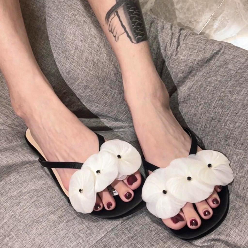 Leather French Niche Flower One-word Cool Slippers Women's Outer Wear 2025 Spring and Summer New Versatile Flat Sandals