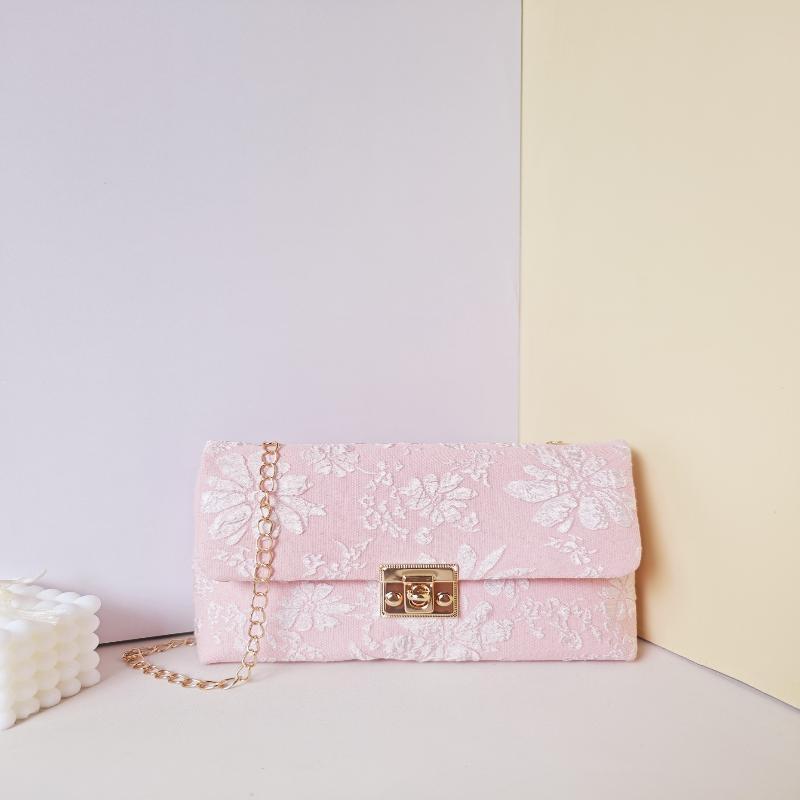 Fashion Embossed Floral Crossbody Bag Gold Chain Shoulder Strap Turn Lock Closure for Weekend Travel Outdoor