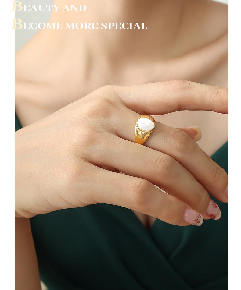 Bague Personnalisée en Acier Titane Plaqué Or avec Nacre Blanche et Zircon - Bijou de Main Résistant à la Décoloration