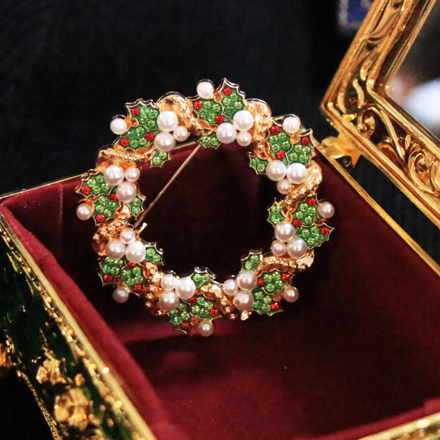 

SKEDS Vintage floral wreath Christmas brooch, personalized women s creative suit pin, fashionable jewelry corsage