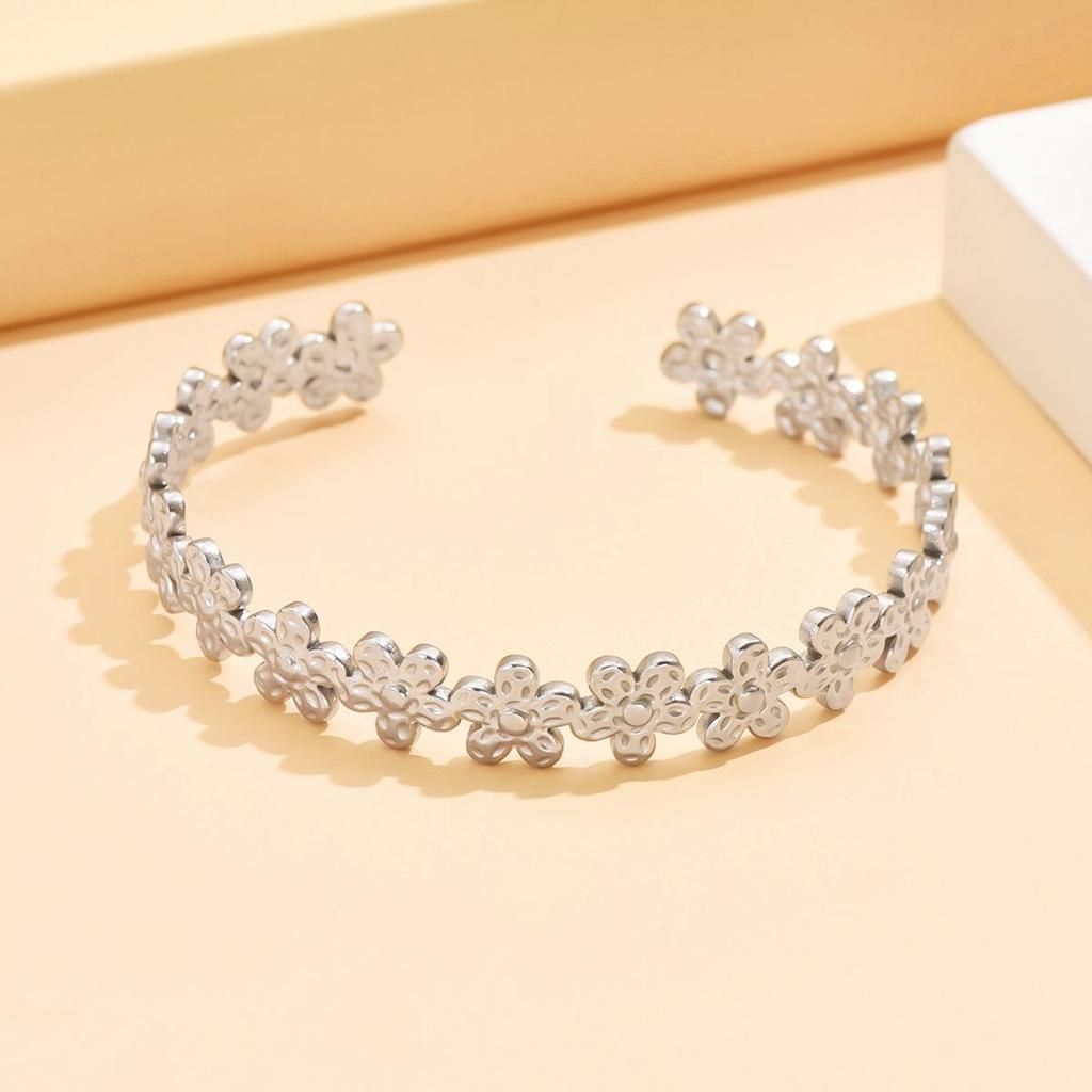 18K Gold-Plated Stainless Steel C-Shaped Open Bangle with Fashion Fresh Flower Design