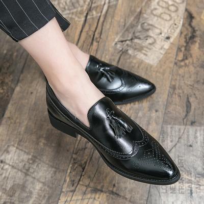 Sapatos Masculinos Mocassins Borla Moda Pontiagudos Mocassins Masculinos Casuais de Couro Sapatos de Escritório Confortáveis de Salto Baixo Designer Sapatos de Casamento Masculinos