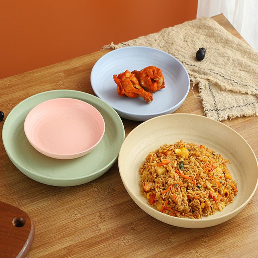 Sada biologicky odbouratelných plastových jídelních talířů odolných vůči vysokým teplotám