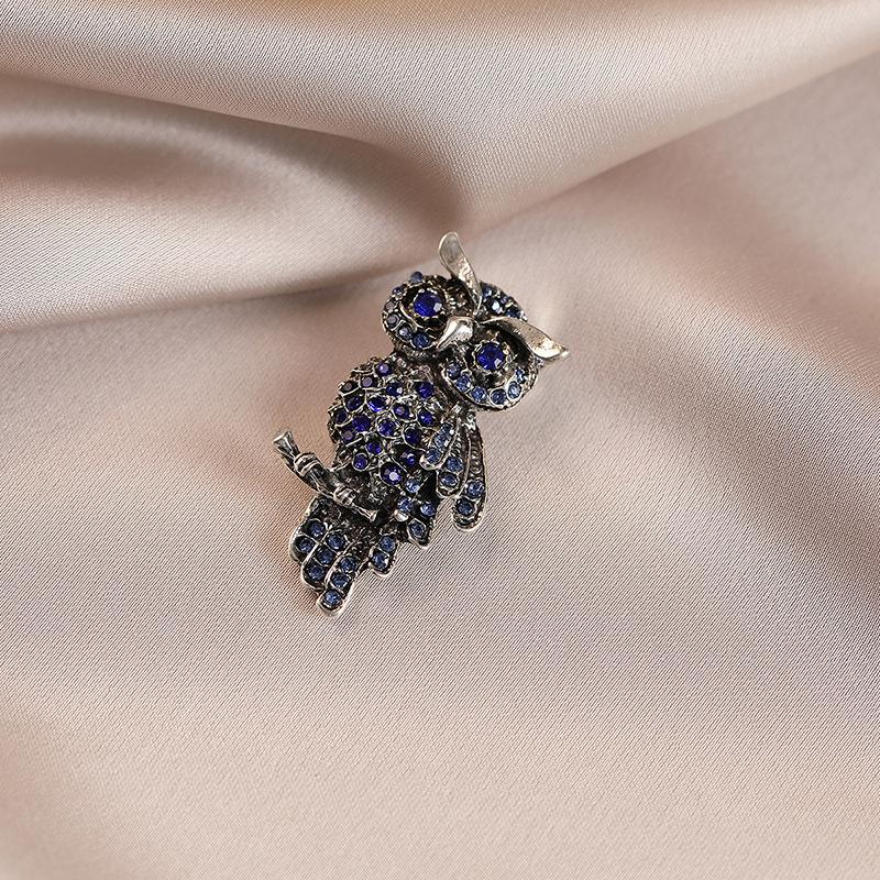 La Broche Hibou Entièrement Pavée D'éclat Dégage Un Sentiment De Haut De Gamme, De Luxe Léger Et De Niche. Il présente une broche animale rétro incrustée de diamants.