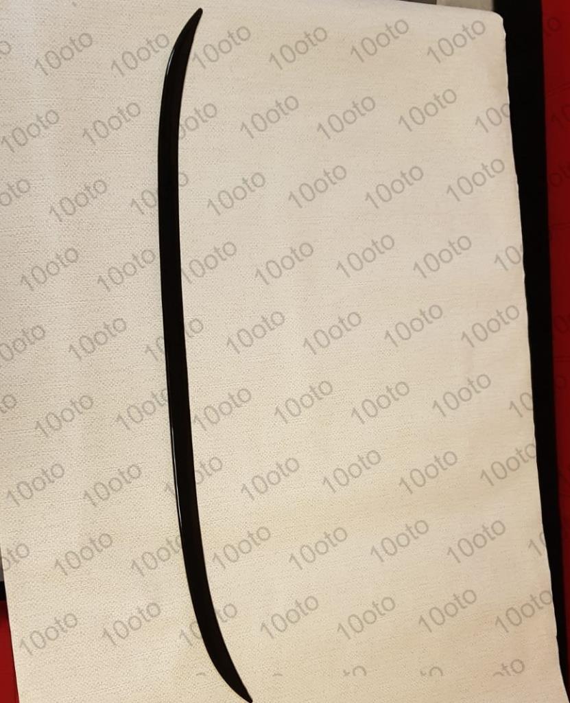 Nero pianoforte, spoiler universale anatomico, rivestimento elastico del cofano del bagagliaio.