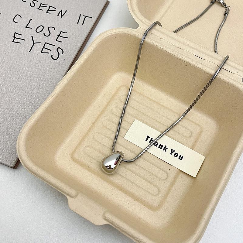 Elegante silberfarbene Tropfenform Halskette aus Titanstahl für Damen - Nicht verblassend, hochwertiges Tragegefühl, perfekt für lange Pulloverketten.