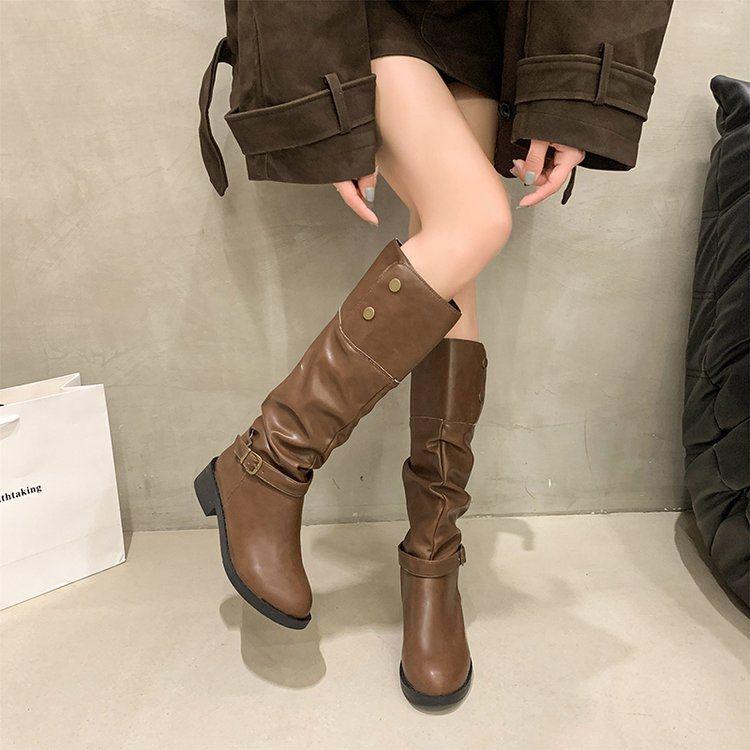 Jesienno-zimowe kozaki za kolano typu slouch z klamrą paska i masywnym obcasem - styl kowbojski