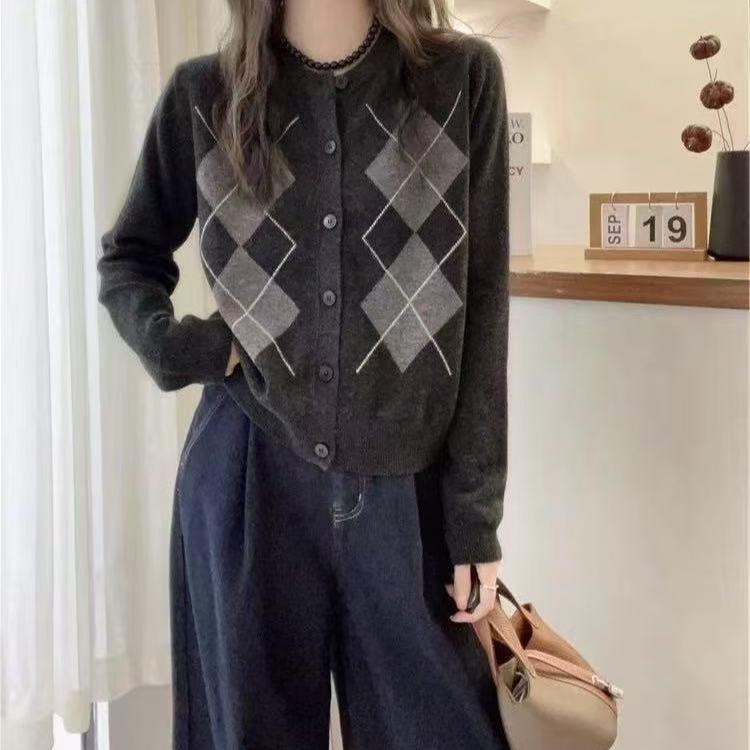 Retro Diamond Pattern Cashmere Cardigan - Women's Autumn/Winter Wool Knit, Age-Defying, Round Neck, Cozy.