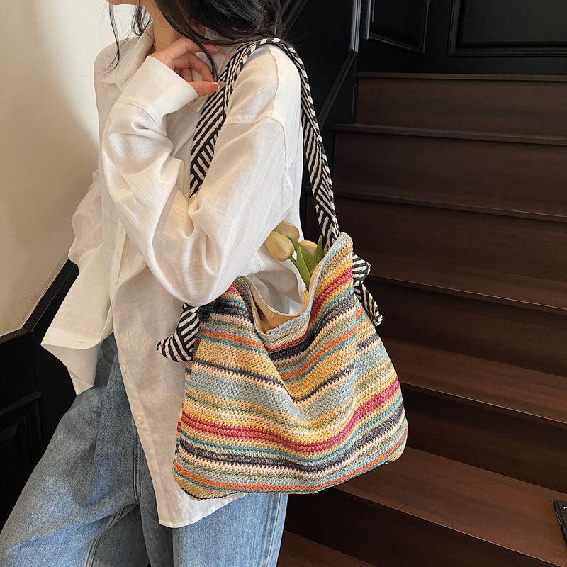 Hollow Straw Woven Tote: Fashionable, Large Capacity Shoulder & Handheld Bag for Seaside Vacation or Commute.