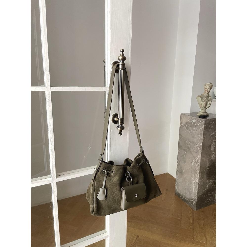 

Maillard matte cowhide cloud pleated bag, underarm bag, deerskin fleece single shoulder strap tote bag 30x15x20CM армия зеленый