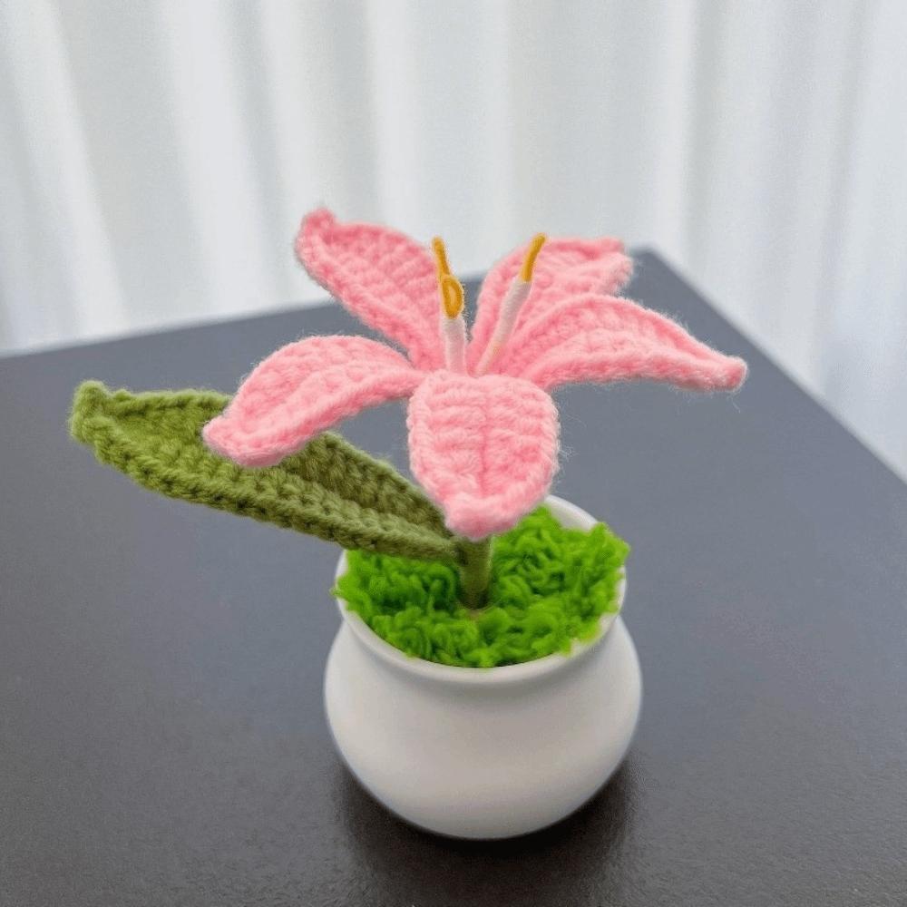 

Creative Artificial Knitted Lily Flower Crochet Potted Plants Mini Handmade Crochet Flowers with Pot Hand Woven Plant Home Decor розовый