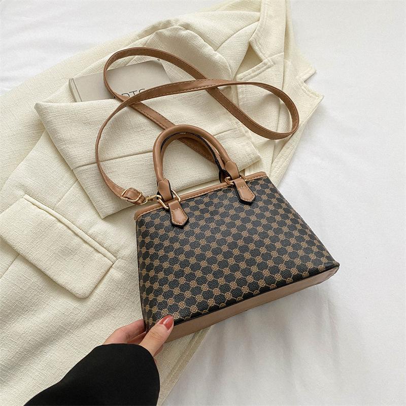 Niche Korean Version of Shoulder Bag Casual and Fashionable Crossbody Bag Fashionable Simple Handbag Temperament Small Square Bag