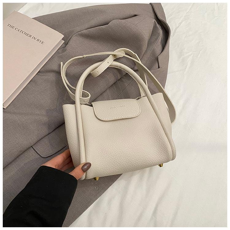 

Сумка-ведро для поездок на работу, женская, новая коллекция весна-лето 2025, универсальная, трендовая, на одно плечо, подмышку, кроссбоди, маленькая квадратная сумка для женщин белый