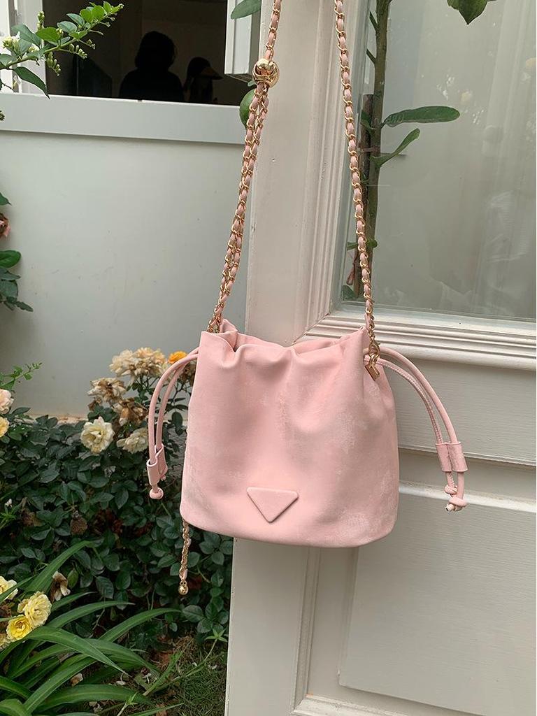 Puszysta Kremowa Różowa Torba Wiązana na Łańcuszku - Modna, Wszechstronna Torba Wiaderko na Ramię i Przez Ramię