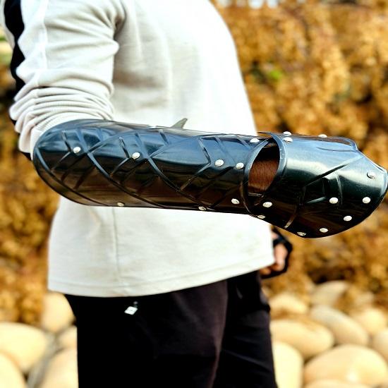Mittelalterliche Armschienen Schwarz gefärbte Armschutz Fantasy Krieger Cosplay Kostüm Halloween Bestes Geschenk