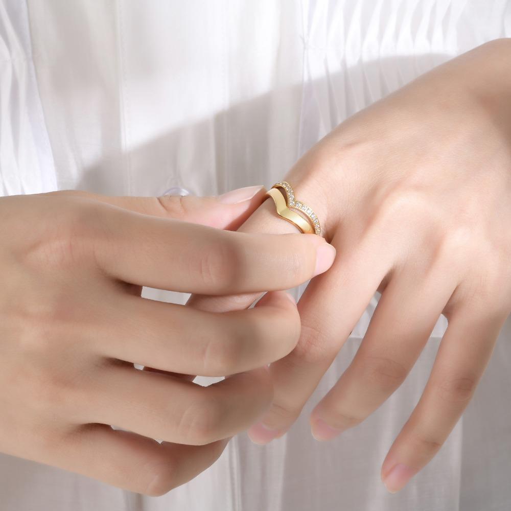 Bague en Zircon en Acier Inoxydable en Forme de V Plaqué Or Bijou Élégant pour Femmes Accessoires de Mode