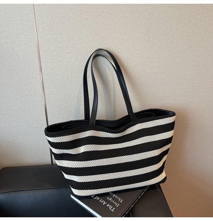 Gestreifte gestrickte gewebte Tasche Damen große Kapazität neu Sommer vielseitige Schultertasche Pendler Tragetasche
