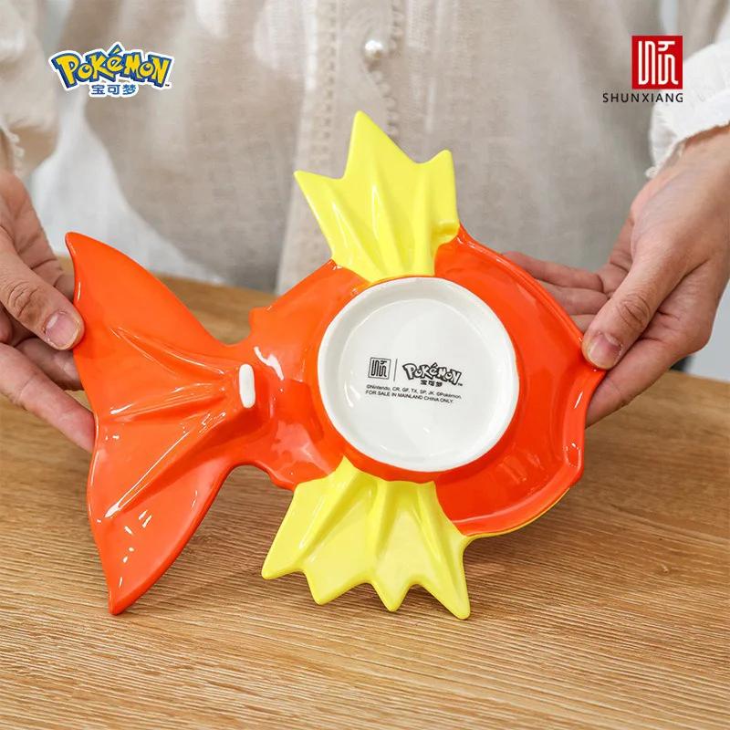 SHUNXIANG Magikarp Piatto da Tavola in Ceramica Pokémon Piatto Sagomato a Rilievo 3D Personaggio Anime Piatto Stoviglie in Porcellana Decorazione Cuci