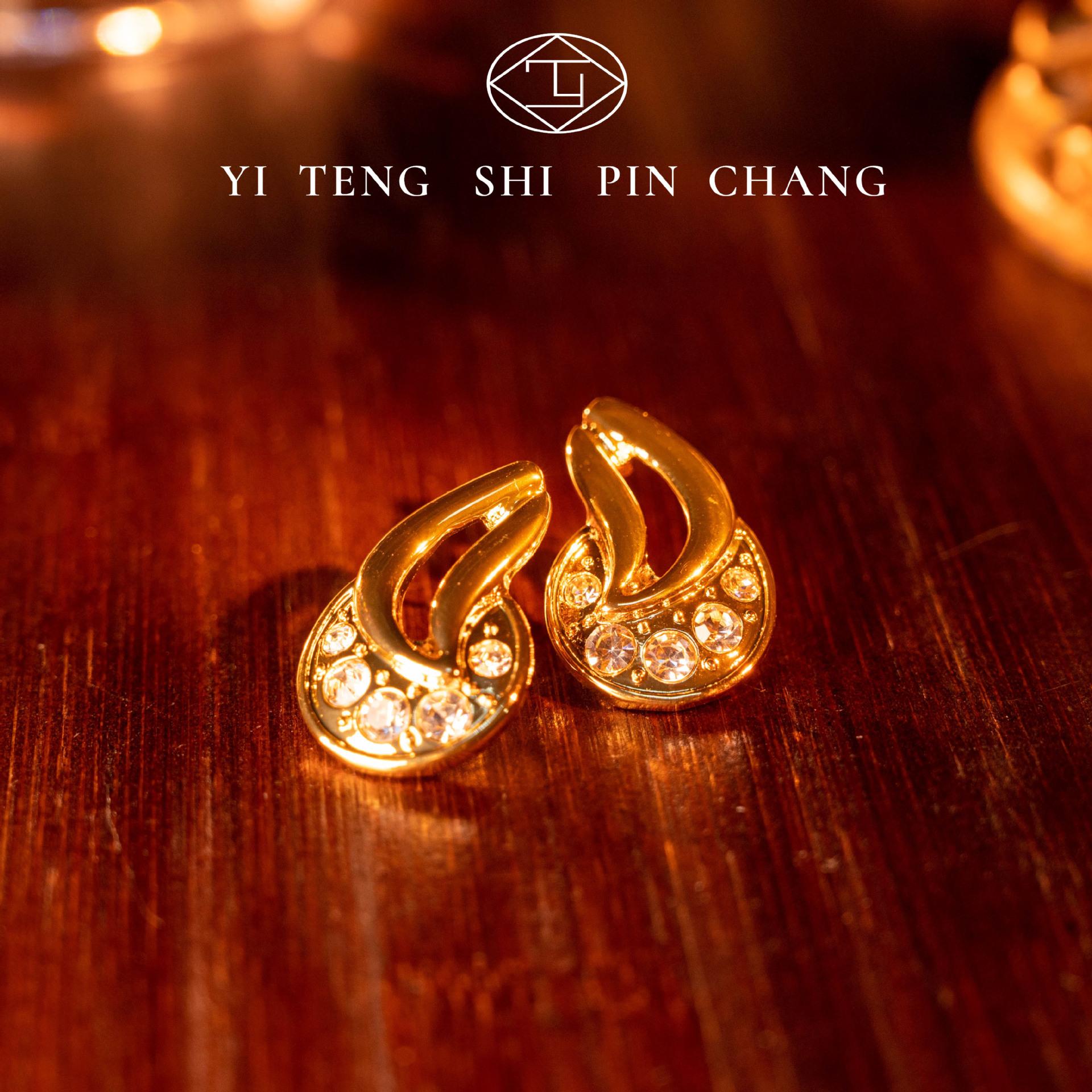 Процесс гальванического покрытия 18-каратным золотом Модное ожерелье-чокер с полными стразами