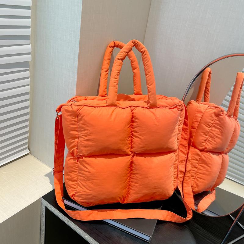 2026 Damen Leichte Baumwoll Daunenwattierte Crossbody Schultertasche - Stilvolle Kleine Quadratische Handtasche red
