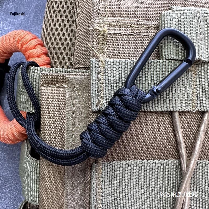 Ručně tkaný klíčenka z paracordu s kovovou karabinou