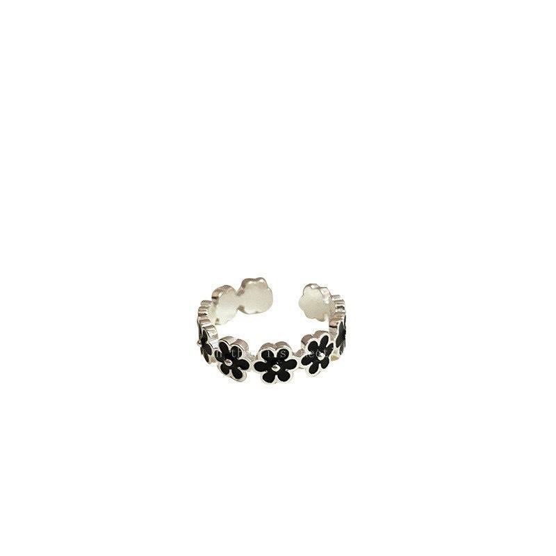 Black Drip Glaze Small Flower Åpningsring Kvinne Søt Retro Temperament Pekefingerring Allsidig nisjering med høy sans