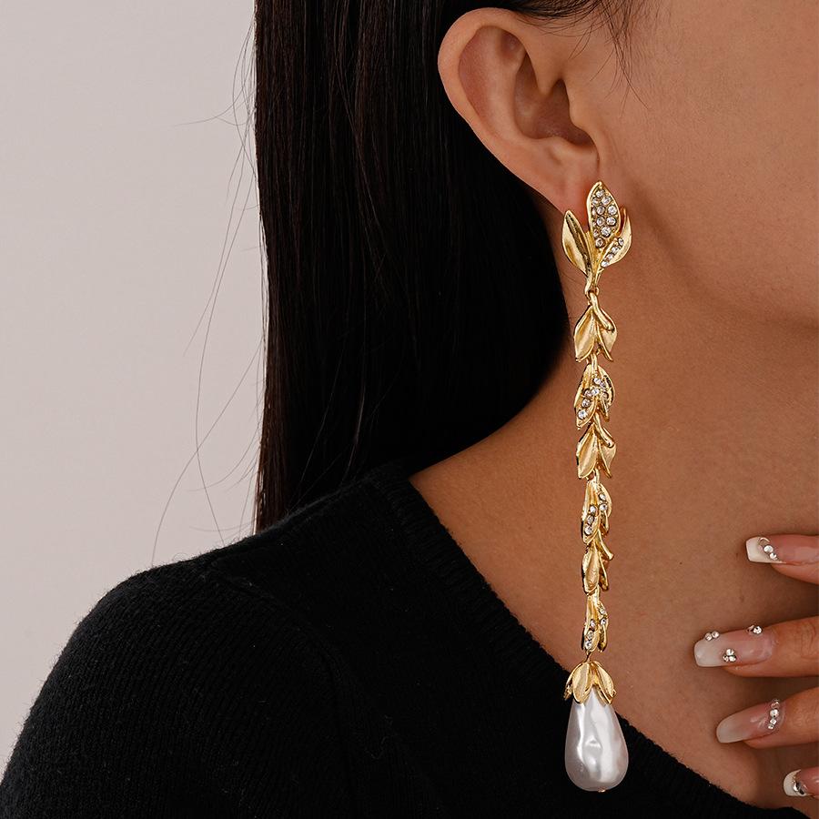 Metallic diamond-set flower leaf imitation bead silver needle earrings personalized long fringed temperament earrings