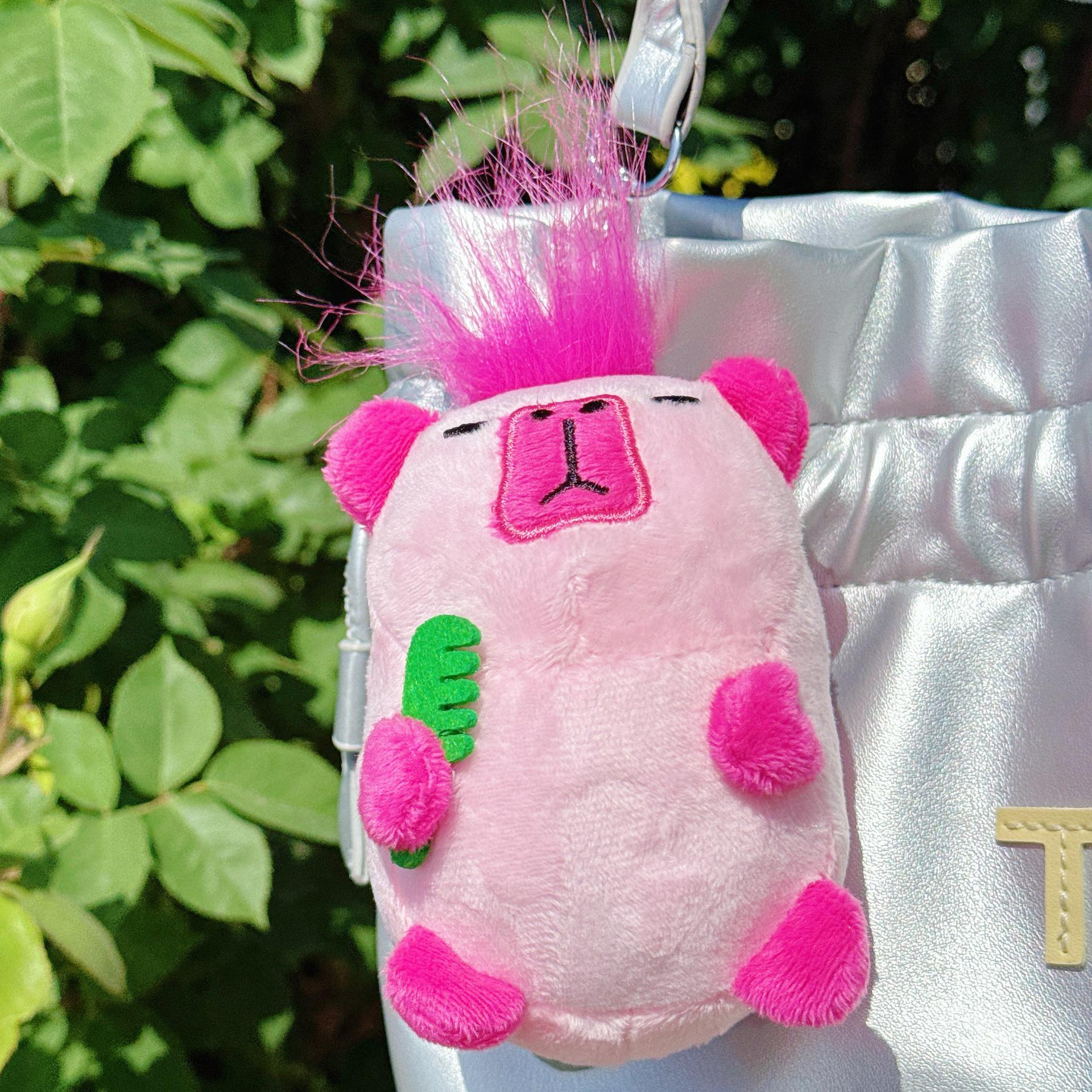 

Очаровательный брелок-шарм в виде куклы капибары с кудрявой шерстью 12 cm Height