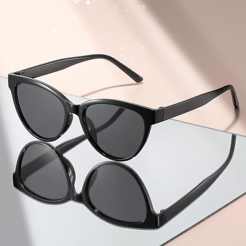 

Классические солнцезащитные очки для кошек с маленькой оправой и градиентными цветами подходят для повседневной уличной фотографии. чёрный