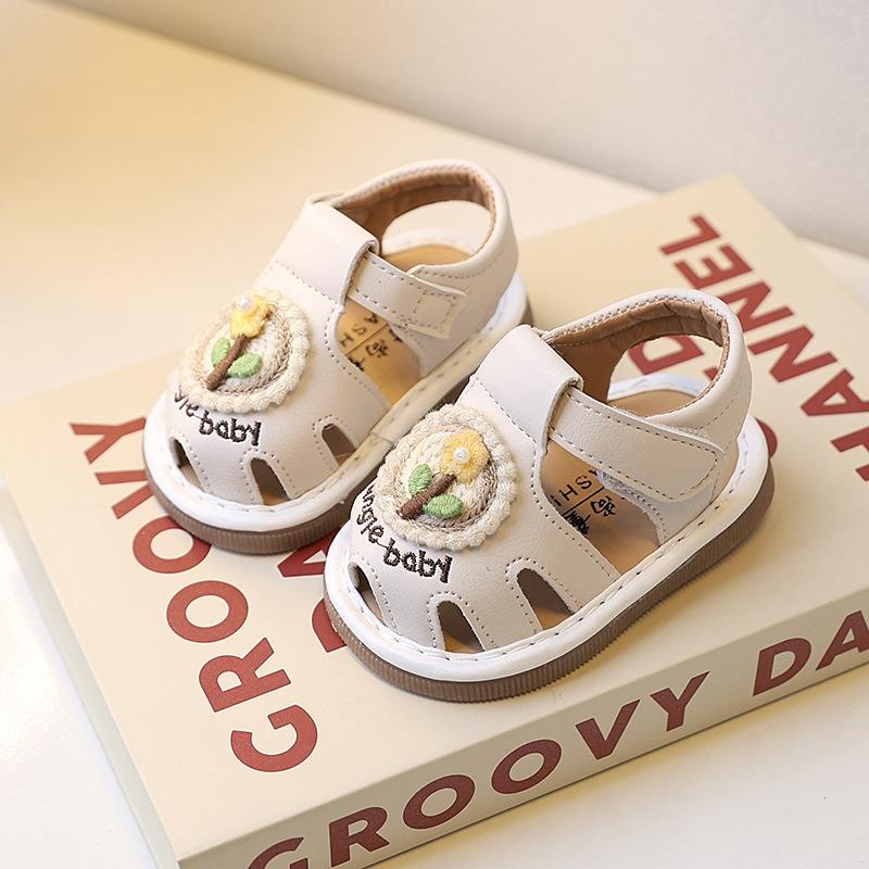 Summer Sandals for Baby Girls 0-1-2 Years Old, Soft-Soled Infant Walking Shoes, Floral Squeaky Shoes with Closed-Toe Design.