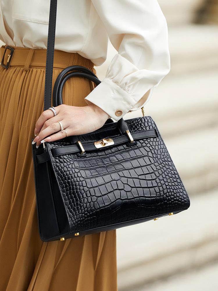 

Женская сумка на одно плечо из натуральной кожи с леопардовым принтом, черная, 2025 г. 28x14x21.5 cm чёрный