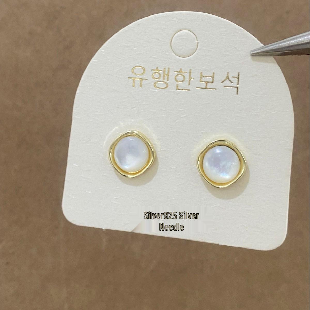 Elegant French Square Mother-of-Pearl Small Stud Earrings: Exquisite, Versatile, High-End Style Accessories