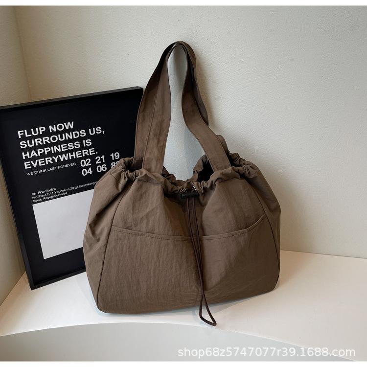 2025 New Solid Color Large Capacity Niche Design Fashionable Versatile Shoulder Bag Handbag Student Class Tote Bag