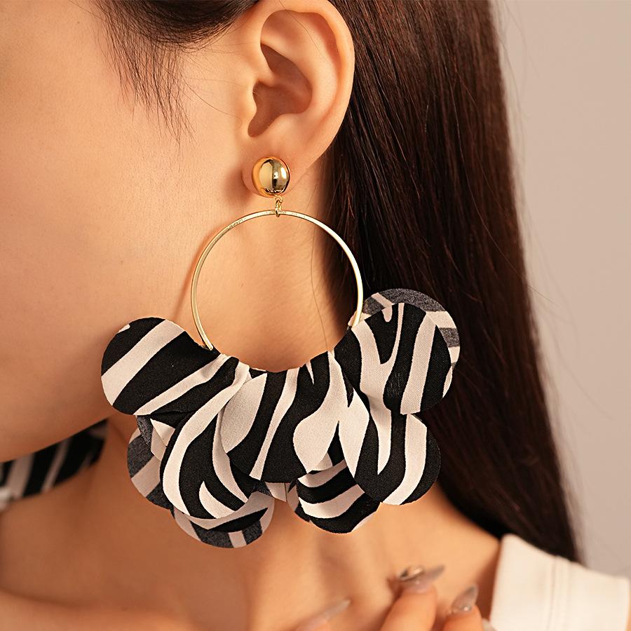 Orecchini Geometrici Cerchiati a Strisce di Zebra Temperamento Esagerato e Orecchini di Alta Gamma per Donna