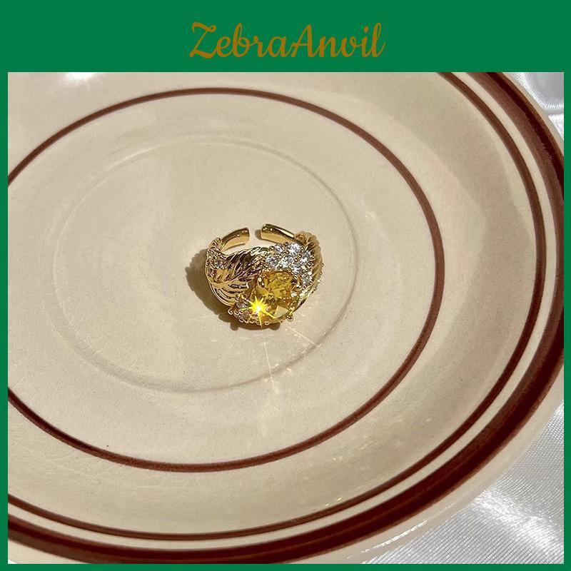 Elegant Geometric Design Feather Ring With Luxurious Yellow Diamonds For Women