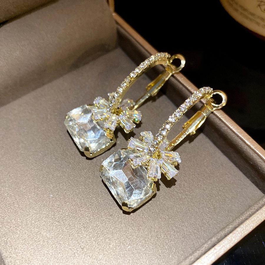 

Silver needle zircon flower round pendant earrings retro court temperament earrings design sense niche earrings