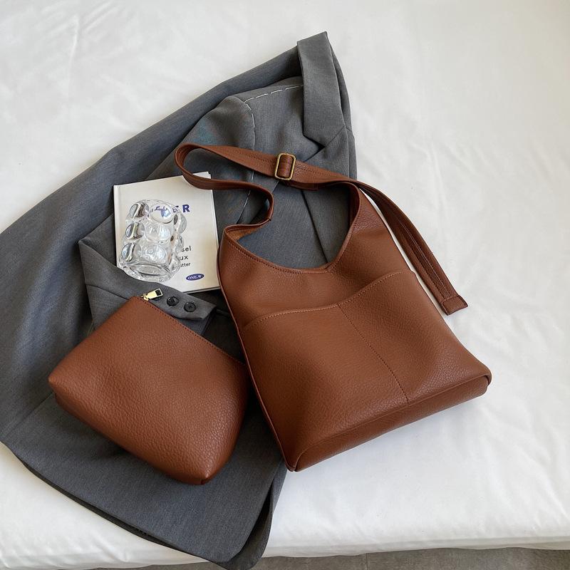 This year's new product is classic fashion niche style soft leather shoulder large-capacity bag women's bucket bag crossbody texture commuting